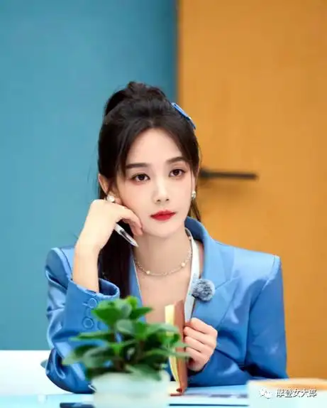 李一桐才是都市丽人!一身蓝色套装大秀傲人马甲线,精致又很时髦