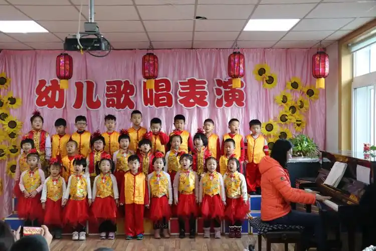 县幼儿园幼儿歌唱表演活动纪实