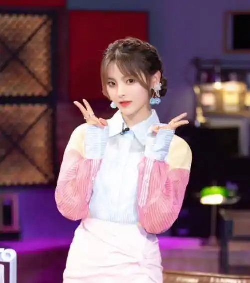 杨超越:从餐厅服务员到女偶像,让多少二代们把不服气咽回了肚子