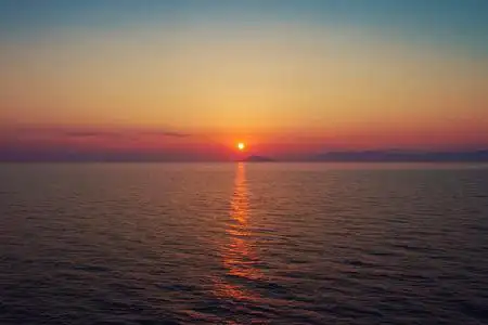 平静的大海上美丽的日落.照片