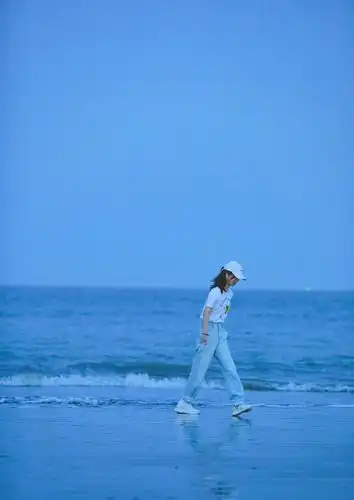 杨紫时尚休闲海边诱人写真