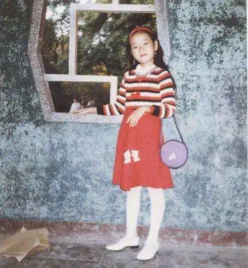 小时候的马伊琍就是大长腿,长相也甜美可爱,所以小爱马长得秀气清丽也