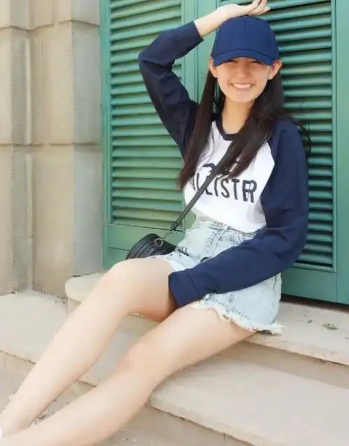 "哈密瓜"的牛仔短裤搭配学生卫衣,蒋依依变身甜美女神!