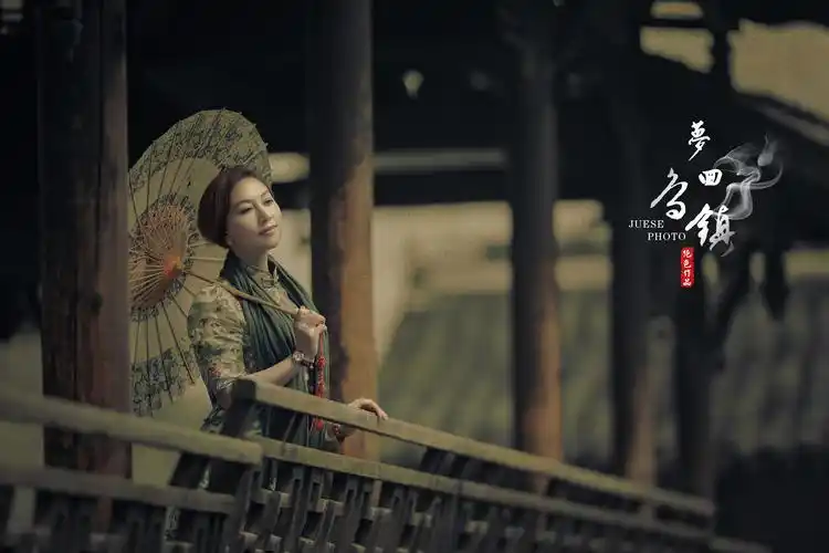 绘半世烟雨 这一笔正好 思绪有了起伏的韵 一朵兰 被你拈在指尖 江南