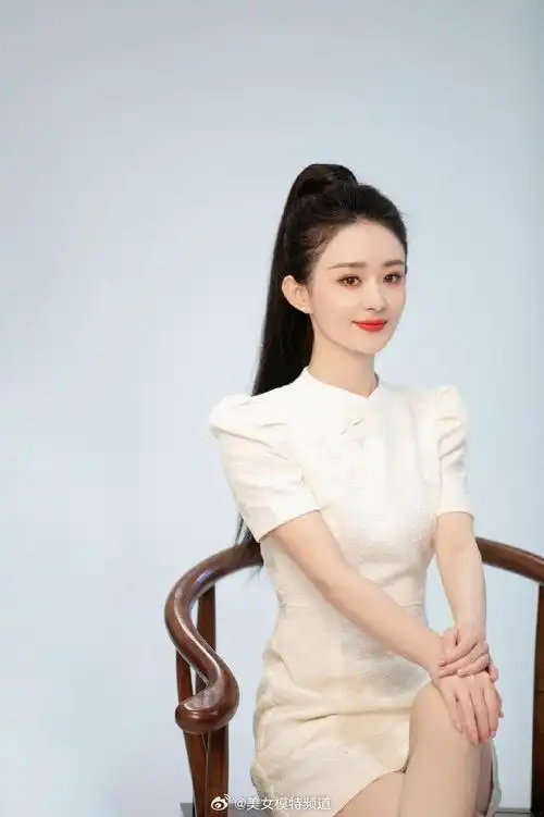 赵丽颖身着改良式旗袍搭配减龄的高马尾造型更加甜美可人