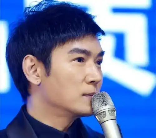 美男子焦恩俊两段婚姻都被抛弃如今54岁仍然单身一人