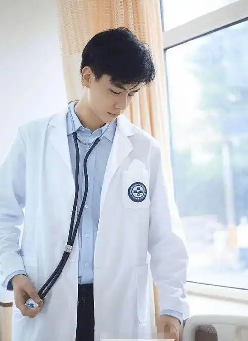 胡一天扮医生,肖战扮医生,易烊千玺扮医生,看到王俊凯:瞬间圈