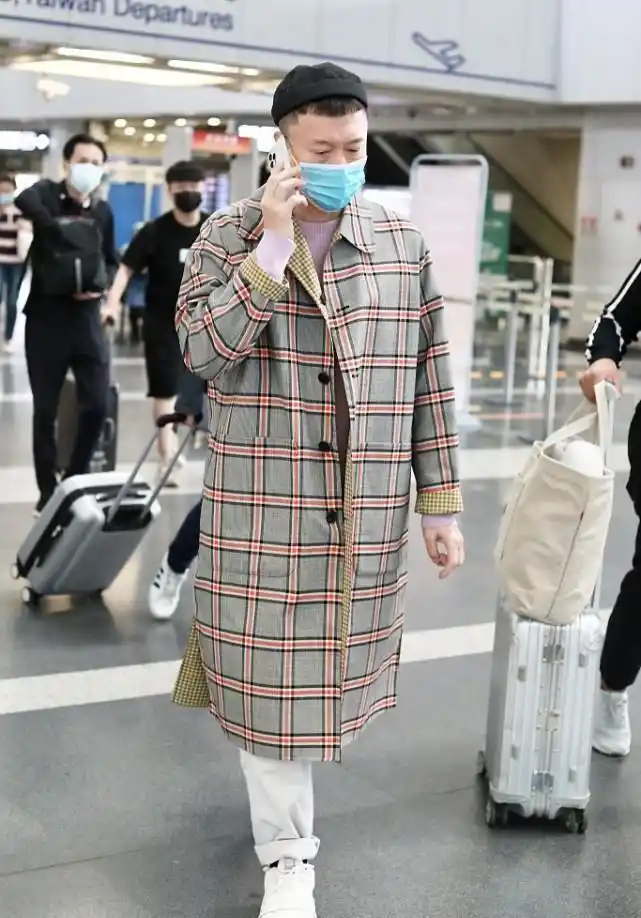 孙红雷的反季穿搭还挺潮,格纹风衣配"挽腿裤",看着不像50多