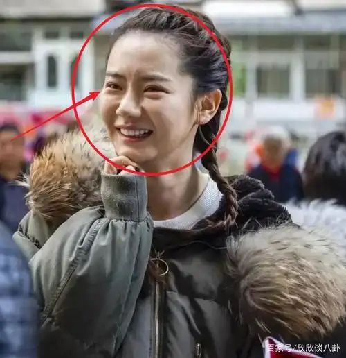 一组路人镜头下生图疯传,戚薇真实颜值藏不住,36岁素颜长这样?