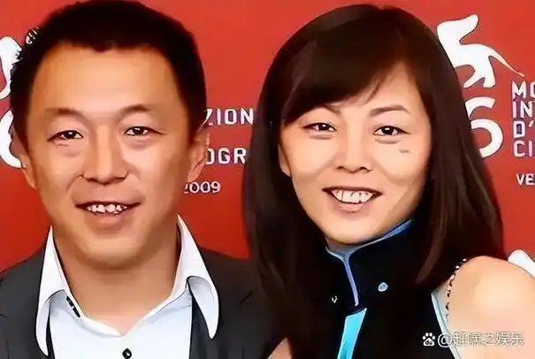 黄渤一家4口阿那亚旅游!妻子小欧专心玩手机,大女儿正面像妈妈