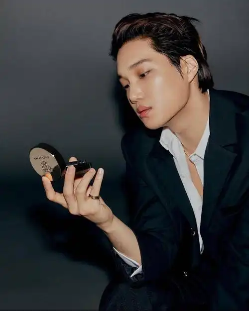 " 这个微敞的胸口实在是难以抵挡的诱惑,当钟仁穿上西装就是这个