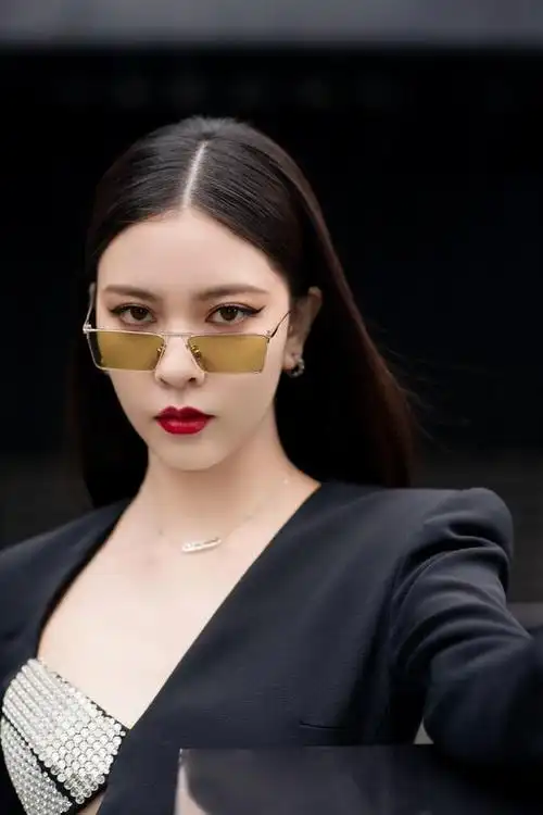 宋妍霏超酷活动照造型黑色连衣裙搭配同色系过膝长靴简约有型