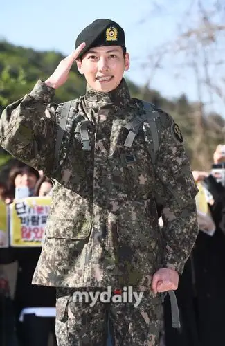 组图:池昌旭正式退伍 穿迷彩军装敬礼谢意帅气有型