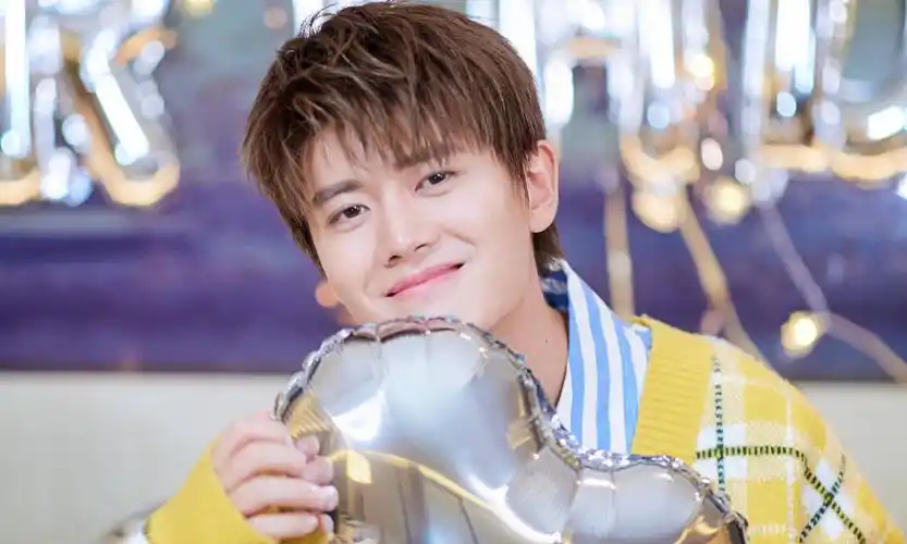 任嘉伦跳舞多飒!顶胯来袭,此动作让人挪不开