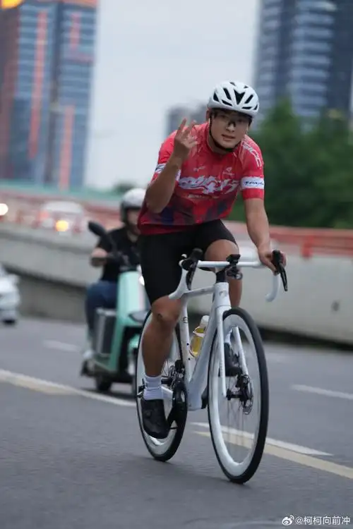 摩托 摩托车 自行车 690_1035 竖版 竖屏