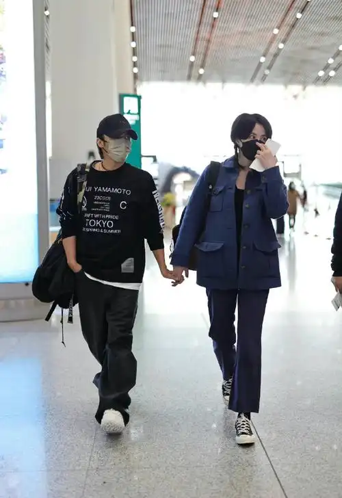 一些世纪牵手#锋菲恋##锋菲发糖##王菲谢霆锋机场牵手