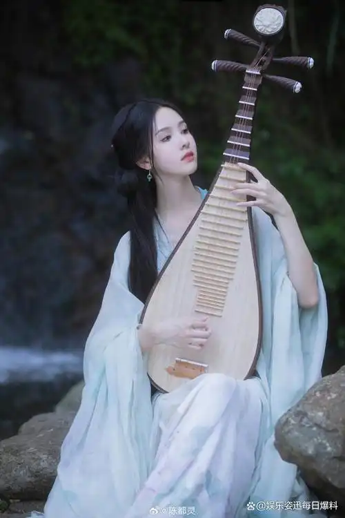 不过戏路开阔她近期演出不少戏剧当中的「白月光」,清新脱俗的唯美