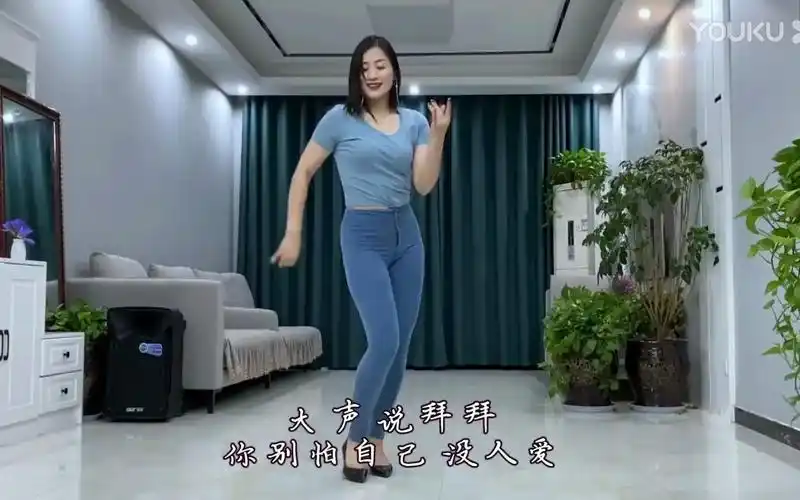 青青世界广场舞紧身牛仔裤自拍热舞《单恋一枝花》_超清