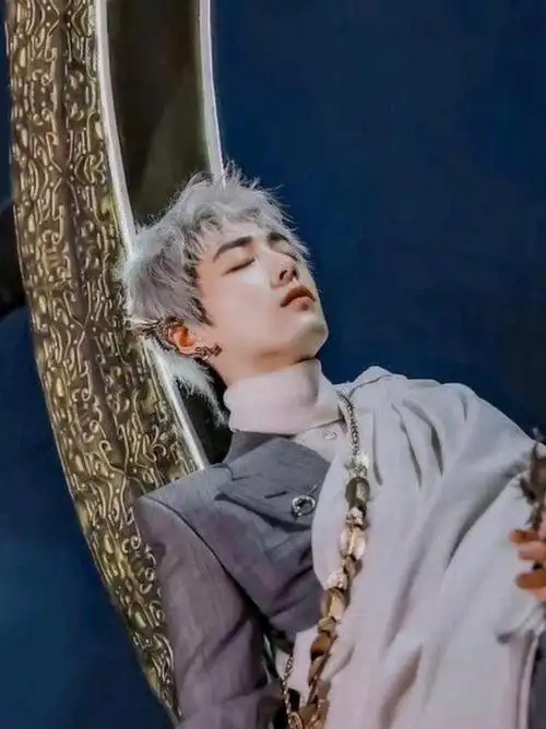 《时尚芭莎》肖战的银发