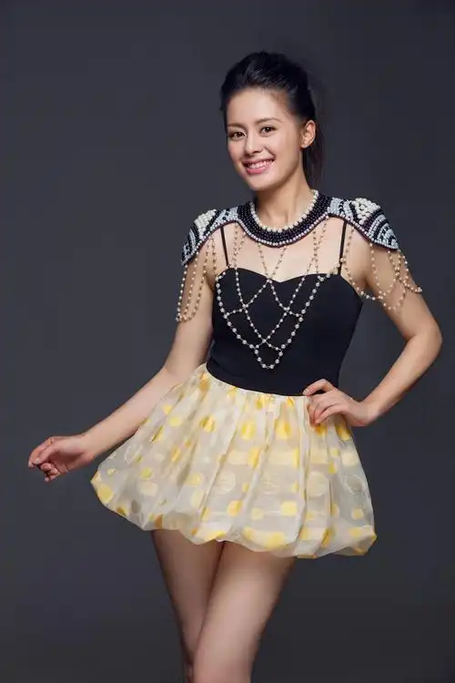 王力可甜美大片拍摄 时尚造型彰显独特(图)