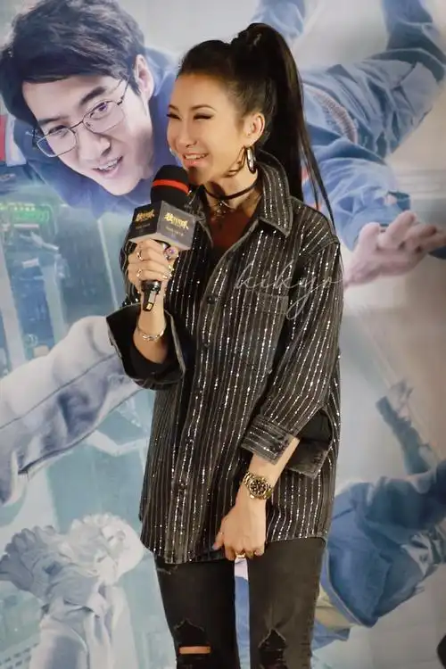 李玟左手纹身##李玟左手纹了love