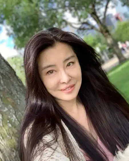 54岁王祖贤罕见晒近照,浓密发量惹人羡,与宠物狗互动有爱