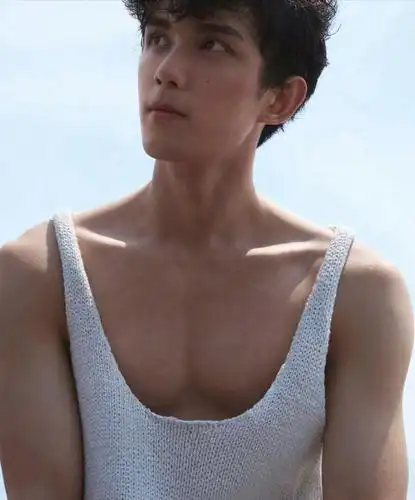 非常低领的白色针织背心,这身材就不是一般人可比的,胸肌都突出了一半