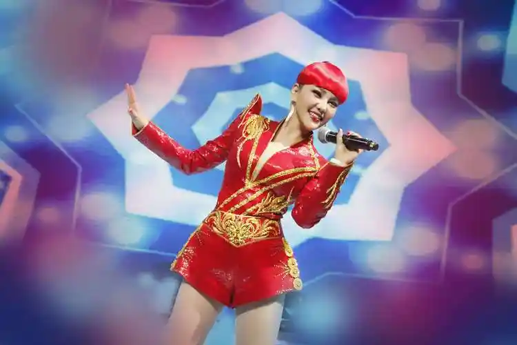 p>乌兰图雅,9月7日出生于 a target="_blank" href="/item/内蒙古