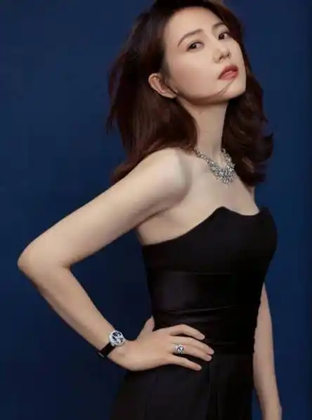 视频中,高圆圆棕色短发,妆容精致.