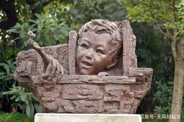 他是我国最小的革命烈士,从小跟着父母进了监狱,遇害时年仅8岁