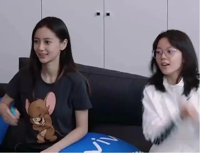 杨颖有自信!和17岁赵今麦比拼素颜,同框后观众惊呆了