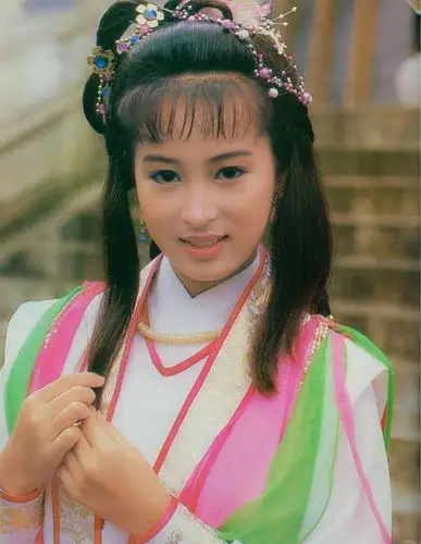 里面的郡主赵敏是汪明荃饰演的,最大的特色就是男扮女装的戏,是很好的