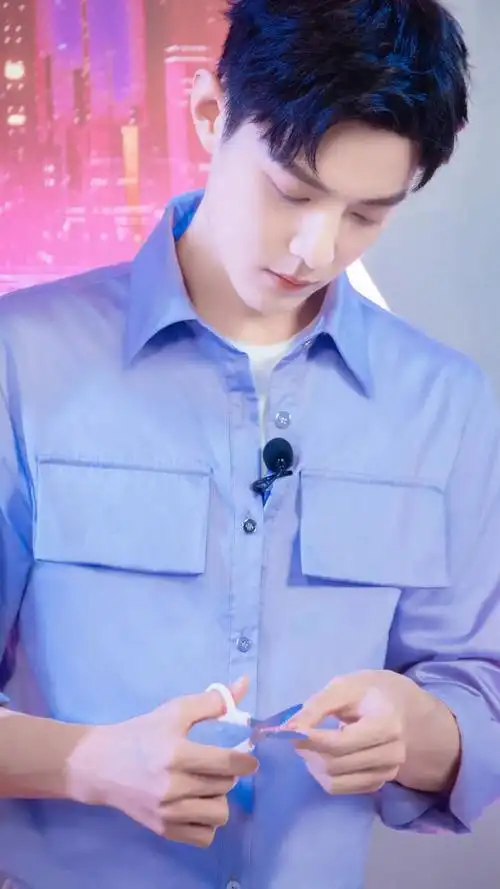 肖战百威直播造型|蓝色复古衬衫,少年感满满!