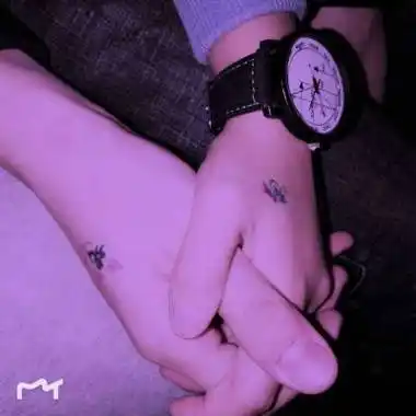 最火情侣头像手牵手带字 带字头像图片大全 -【爱个性】