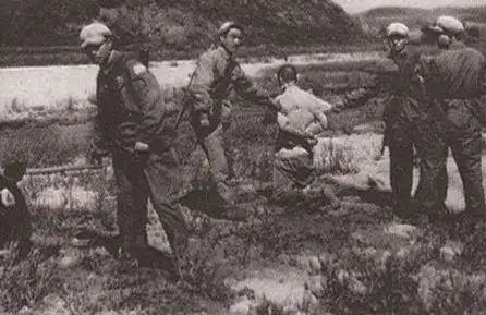 解放初期枪毙犯人现场子弹溅起半米高尘土