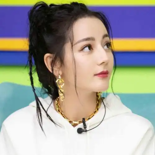 迪丽热巴活力气质头像