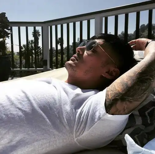 余文乐手臂纹身一把枪