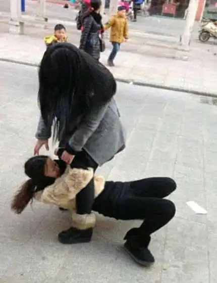 大街上打架的两个女人