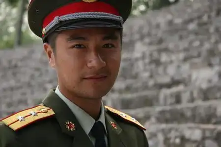 如何把自己的照片p成穿军装的照片