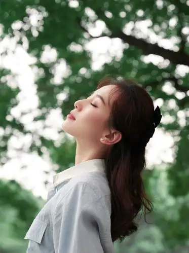 刘诗诗学院风造型复古摩登