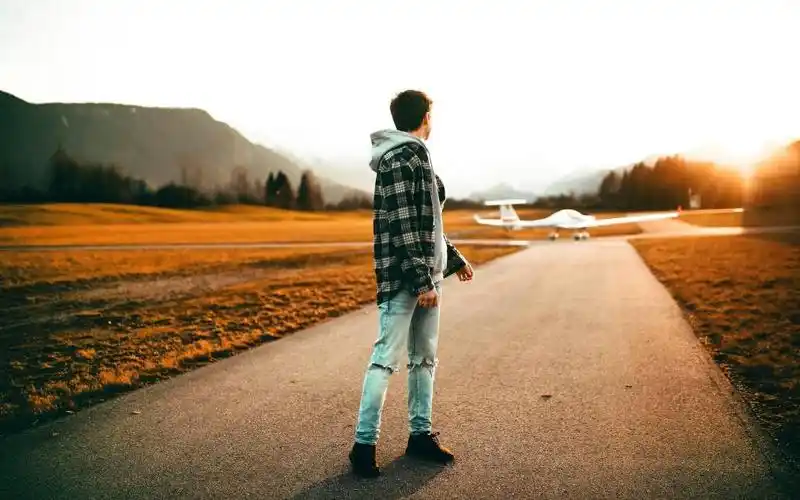 男子一个人在路上的背影 _ 图片网