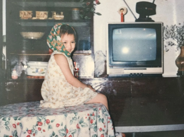 童年时的马思纯,几岁时的服装很有年代感,戴上红领巾十分有朝气