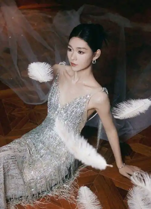 段奥娟身穿流苏礼服尽显优雅与自信,红毯上的举止让人赞不绝口_气质