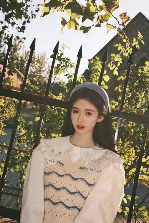 鞠婧祎街头三宫格随拍