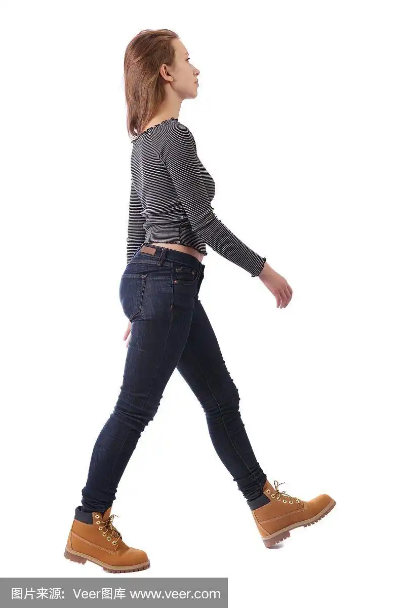 走路的女人的侧视图.
