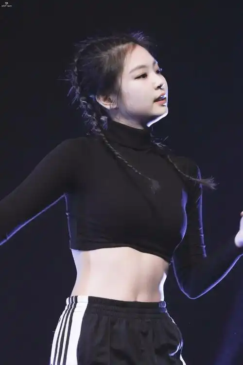 秀个小蛮腰也要被嘲金智妮的神仙身材养成术太拼