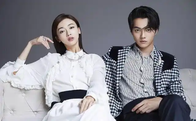 许凯吴谨言写真照曝光,cp感十足,大家的注意力都在吴谨言腿上