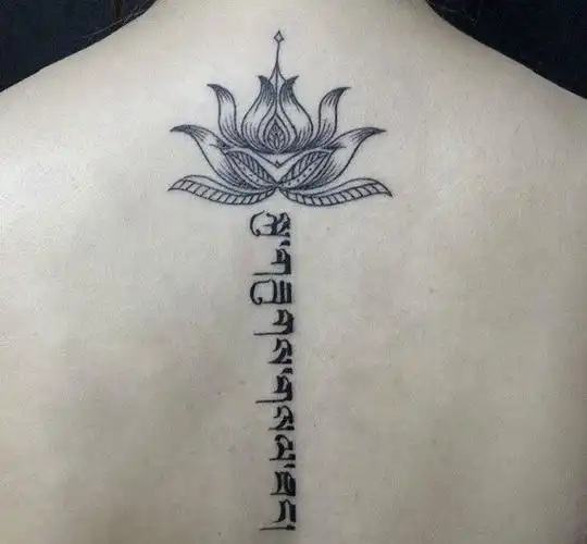 适合女生的后背梵文纹身图案