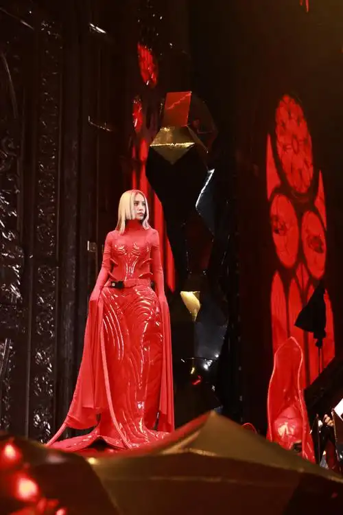 蔡依林超话    红衣女王,统御全场.