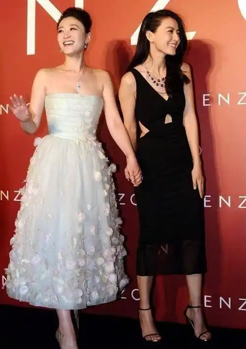 高圆圆穿镂空裙高调秀身材,却被李小冉比下去,肤色差挺多_裙装_黑色